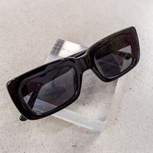 NWT Women’s Luxurious Black Rectangle Sunglasses